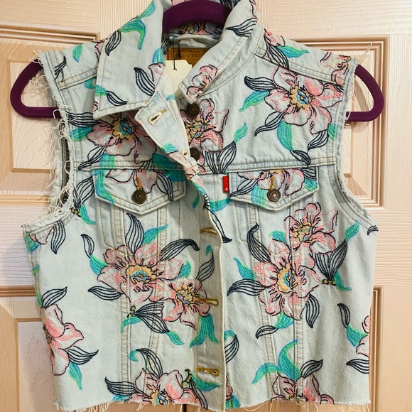 Levi's Tops - Super cute and unique Levi’s vest 💖